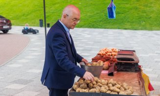 La cireşe, cu Emil Boc, în piaţa volantă de la Cluj Arena