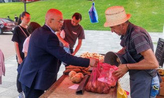 La cireşe, cu Emil Boc, în piaţa volantă de la Cluj Arena