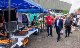 La cireşe, cu Emil Boc, în piaţa volantă de la Cluj Arena