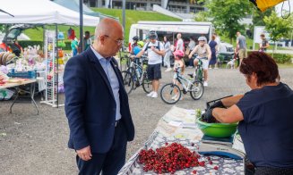La cireşe, cu Emil Boc, în piaţa volantă de la Cluj Arena
