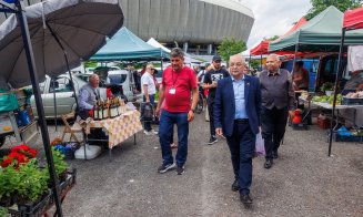 La cireşe, cu Emil Boc, în piaţa volantă de la Cluj Arena