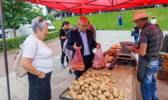 La cireşe, cu Emil Boc, în piaţa volantă de la Cluj Arena