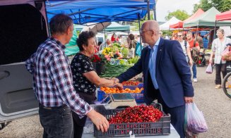 La cireşe, cu Emil Boc, în piaţa volantă de la Cluj Arena