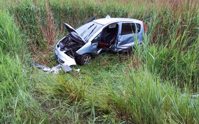 ACCIDENT în judeţul Cluj: O maşină a ajuns în mălăini, la Vâlcele. Victimă preluată de SAJ