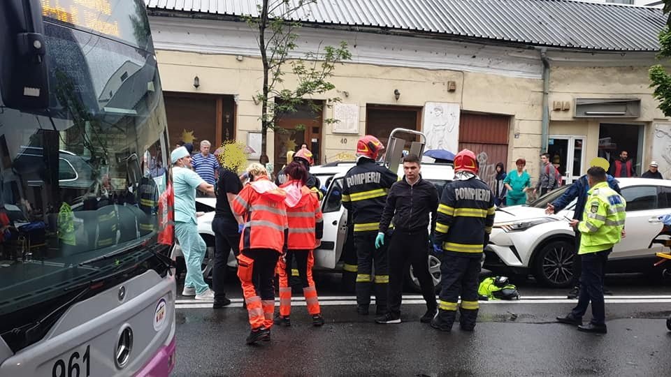 ACCIDENT cu trei mașini pe Moților. Două persoane rănite