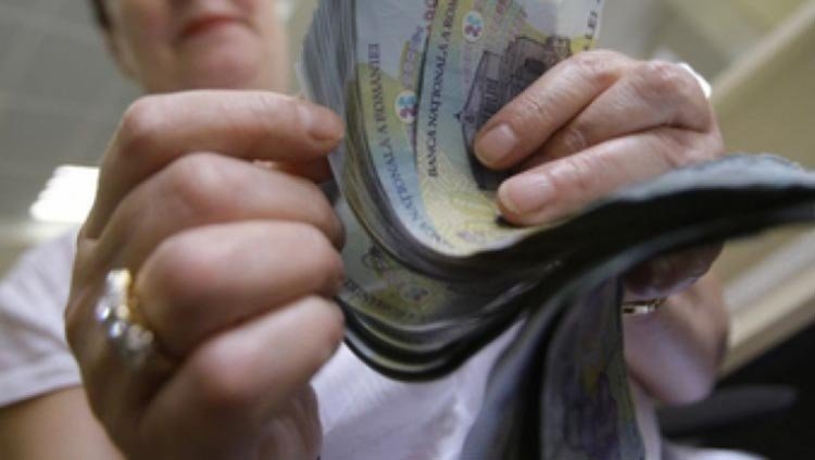 Escroci prinși în Cluj-Napoca. Cereau bani pentru cazuri umanitare false / Aveau la ei o sumă mare de bani