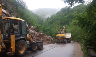 Trafic reluat în Tarniţa / Căderi masive de stâncă pe carosabil