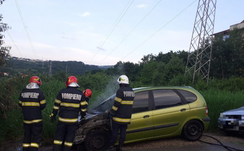 Maşină în flăcări pe o stradă din Cluj-Napoca, aproape de pădurea Făget