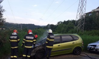 Maşină în flăcări pe o stradă din Cluj-Napoca, aproape de pădurea Făget