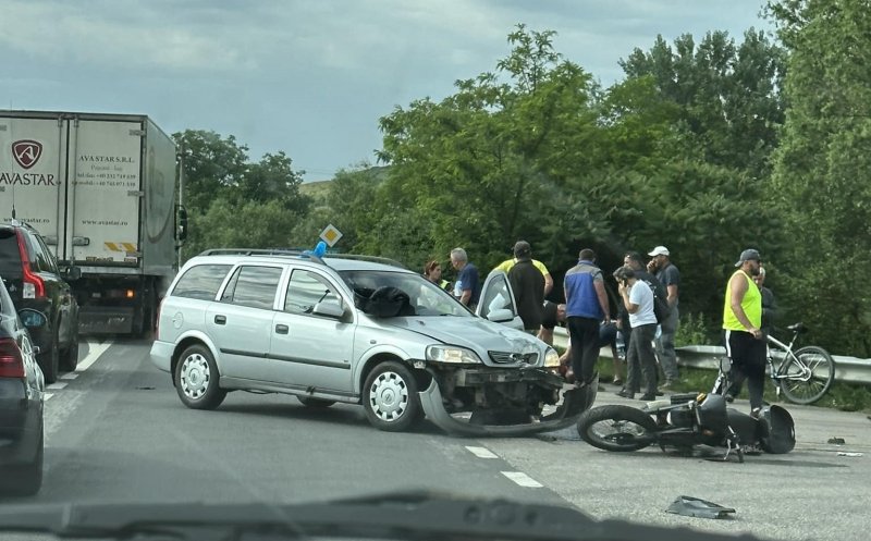 ACCIDENT în Cluj cu o motocicletă și un autoturism. Bărbat, transportat la spital