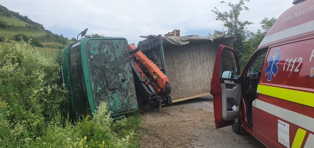 Accident în Cluj cu un camion răsturnat. Șoferul a fost preluat de un echipaj medical