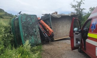 Accident în Cluj cu un camion răsturnat. Șoferul a fost preluat de un echipaj medical
