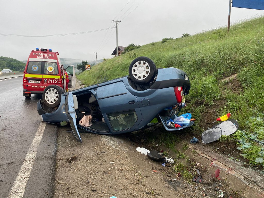 ACCIDENT în Cluj cu o mașină răsturnată. Femeie, transportată la spital