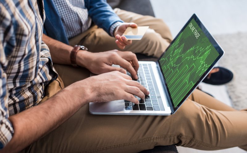 Atenție unde dați bani pe internet. Peste 170 de firme neautorizate prestează online servicii și activități de investiții
