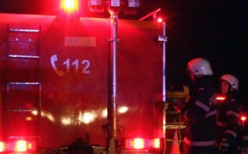Degajări de fum la un apartament din Cluj-Napoca. Un bărbat a fost dus la spital