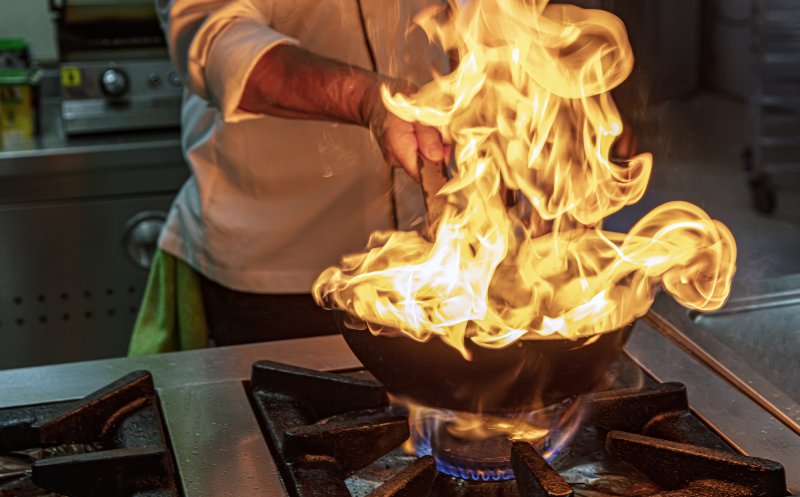 Incendiu la un restaurant din Cluj-Napoca. Un aparat de gătit a luat foc