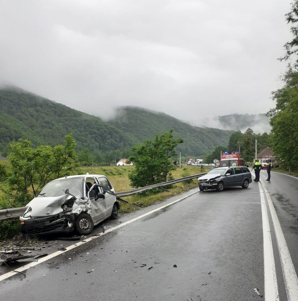 Accidend cu două mașini la Negreni. Doi copii și trei adulți au fost duși la spital