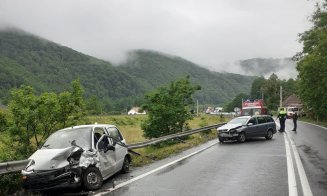 Accidend cu două mașini la Negreni. Doi copii și trei adulți au fost duși la spital