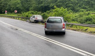 Accidend cu două mașini la Negreni. Doi copii și trei adulți au fost duși la spital