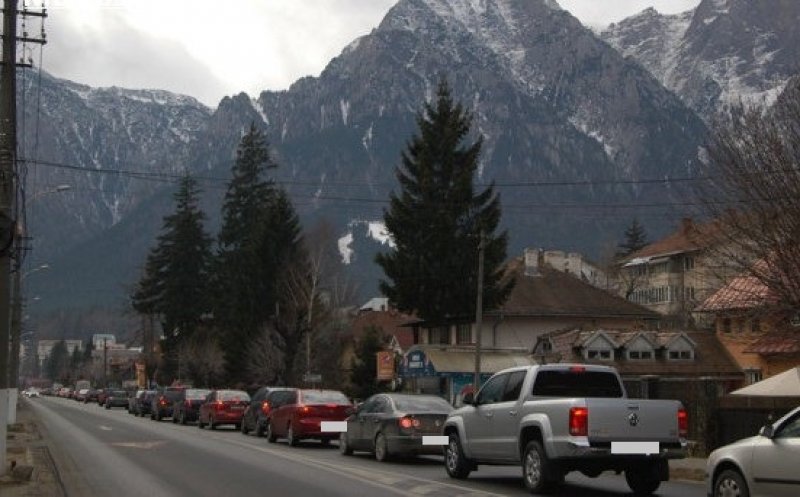 Aglomerație la final de weekend. S-au format coloane de mașini în zona staţiunilor de pe Valea Prahovei