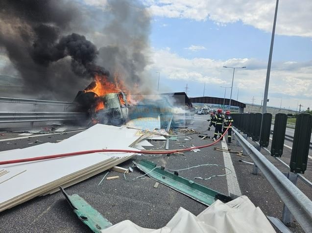 TIR în flăcări pe A10. Circulaţie oprită pe sensul spre Turda