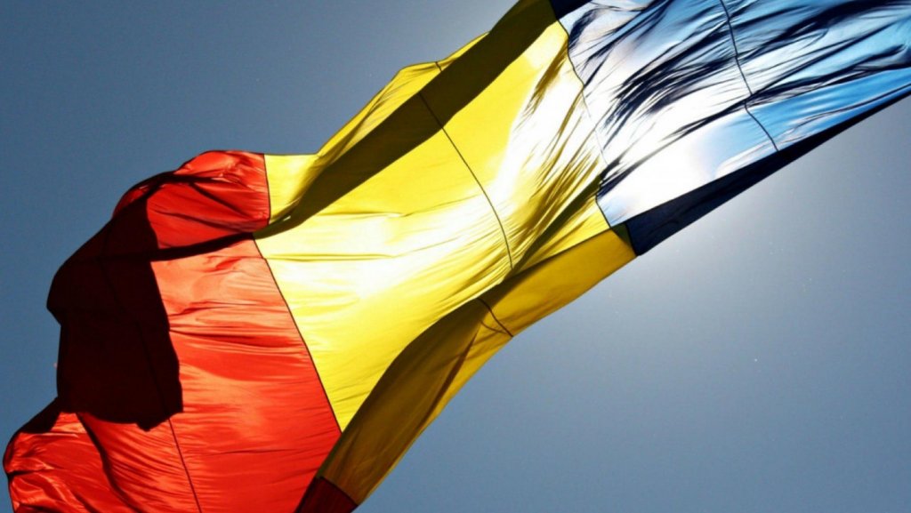 Lege promulgată: Pe drapelul României nu pot fi adăugate alte inscripţii şi simboluri în afara celor aprobate legal