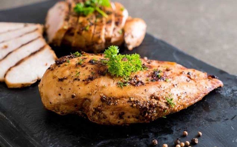 Ce să alegi, pui sau curcan? Care variantă este mai bună din punct de vedere nutriţional