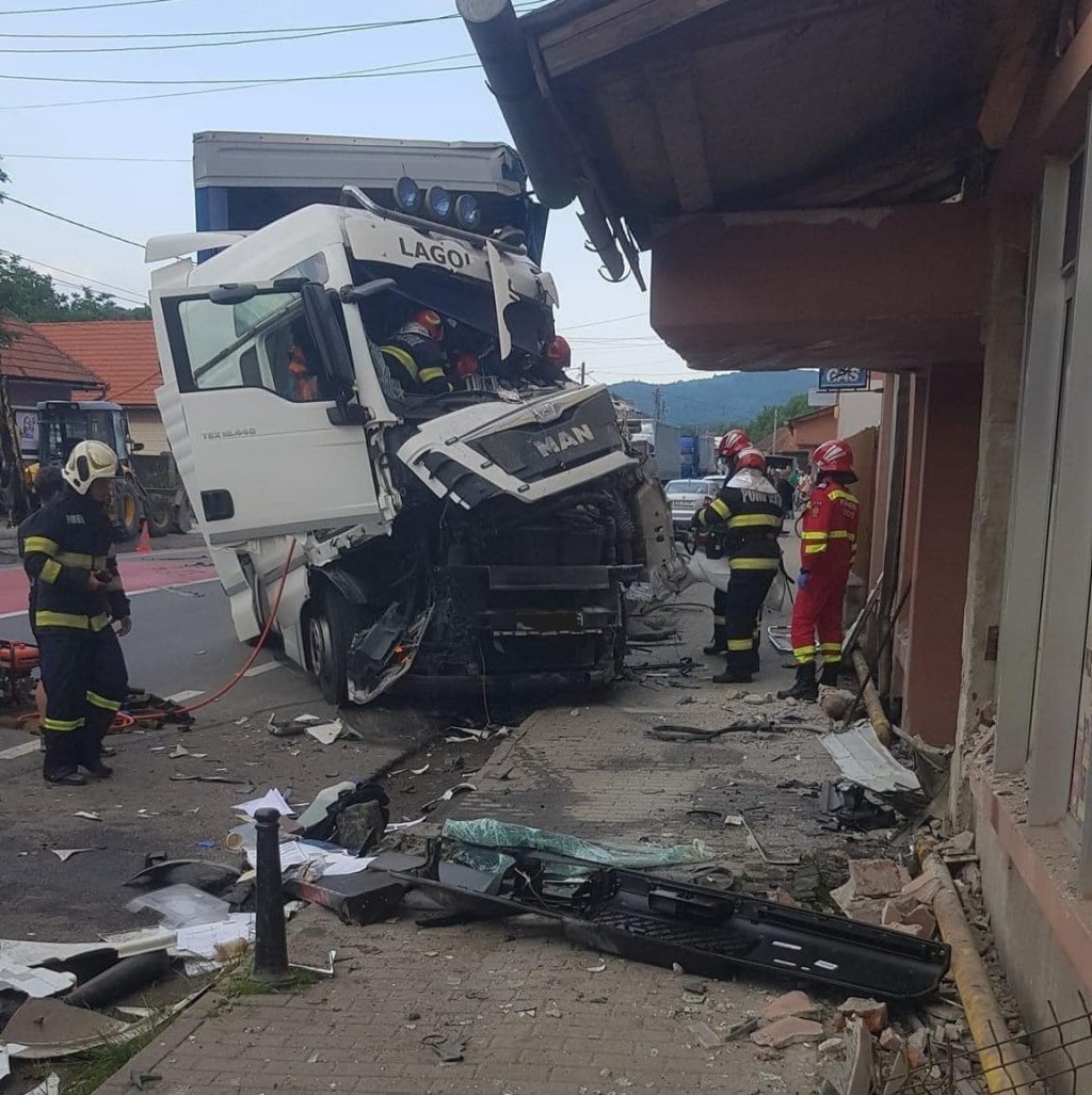 Accident grav cu un camion care a intrat într-un imobil. Șoferul a decedat