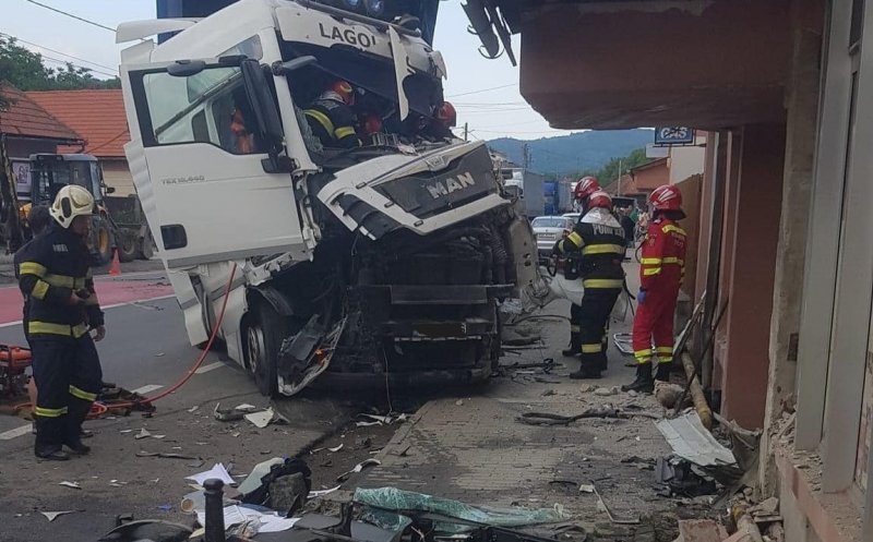 Accident grav cu un camion care a intrat într-un imobil. Șoferul a decedat