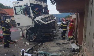 Accident grav cu un camion care a intrat într-un imobil. Șoferul a decedat