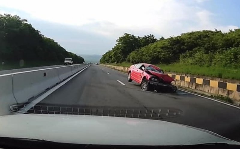 Daună totală! Accident rutier într-o localitate din Cluj / Autoturism intrat într-un parapet