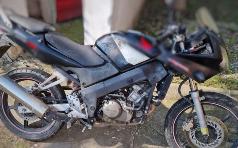 Trei tineri, arestați preventiv. Au furat o motocicletă parcată pe o stradă din Florești