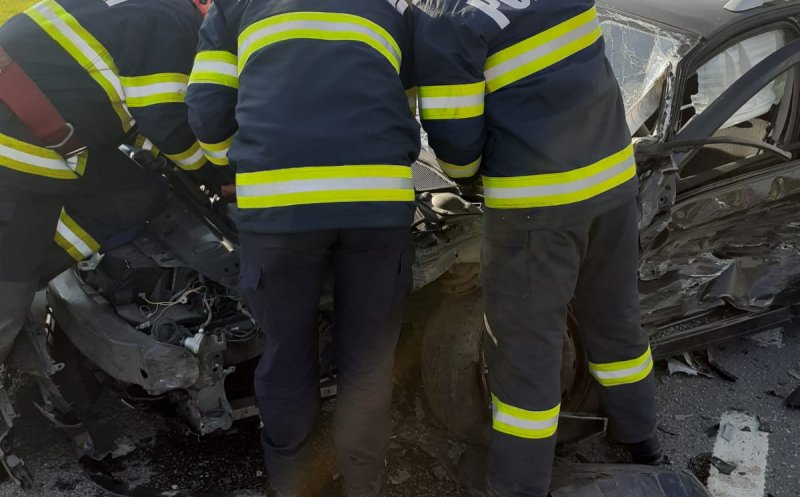 Accident pe un drum din Cluj. Una dintre mașini, înfiptă în parapet/ Un tânăr a ajuns la spital