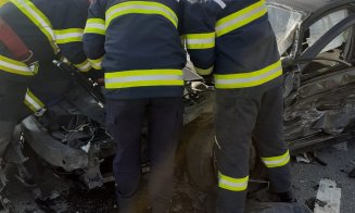 Accident pe un drum din Cluj. Una dintre mașini, înfiptă în parapet/ Un tânăr a ajuns la spital