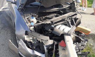 Accident pe un drum din Cluj. Una dintre mașini, înfiptă în parapet/ Un tânăr a ajuns la spital