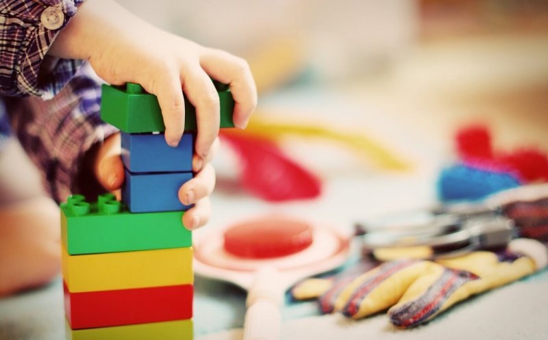 Sociolog: Educaţia timpurie a devenit o Cenușăreasă. Avem mentalitatea că ea înseamnă să fie copilul mulţumit că nu-l batem și îi dăm de mâncare
