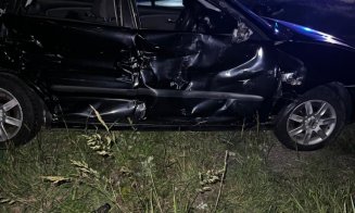 Accident GRAV pe Cluj-Oradea între o mașină și un TIR/ Tânăr scos dintre fiarele mașinii și transportat la spital