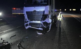 Accident GRAV pe Cluj-Oradea între o mașină și un TIR/ Tânăr scos dintre fiarele mașinii și transportat la spital