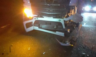 Accident GRAV pe Cluj-Oradea între o mașină și un TIR/ Tânăr scos dintre fiarele mașinii și transportat la spital