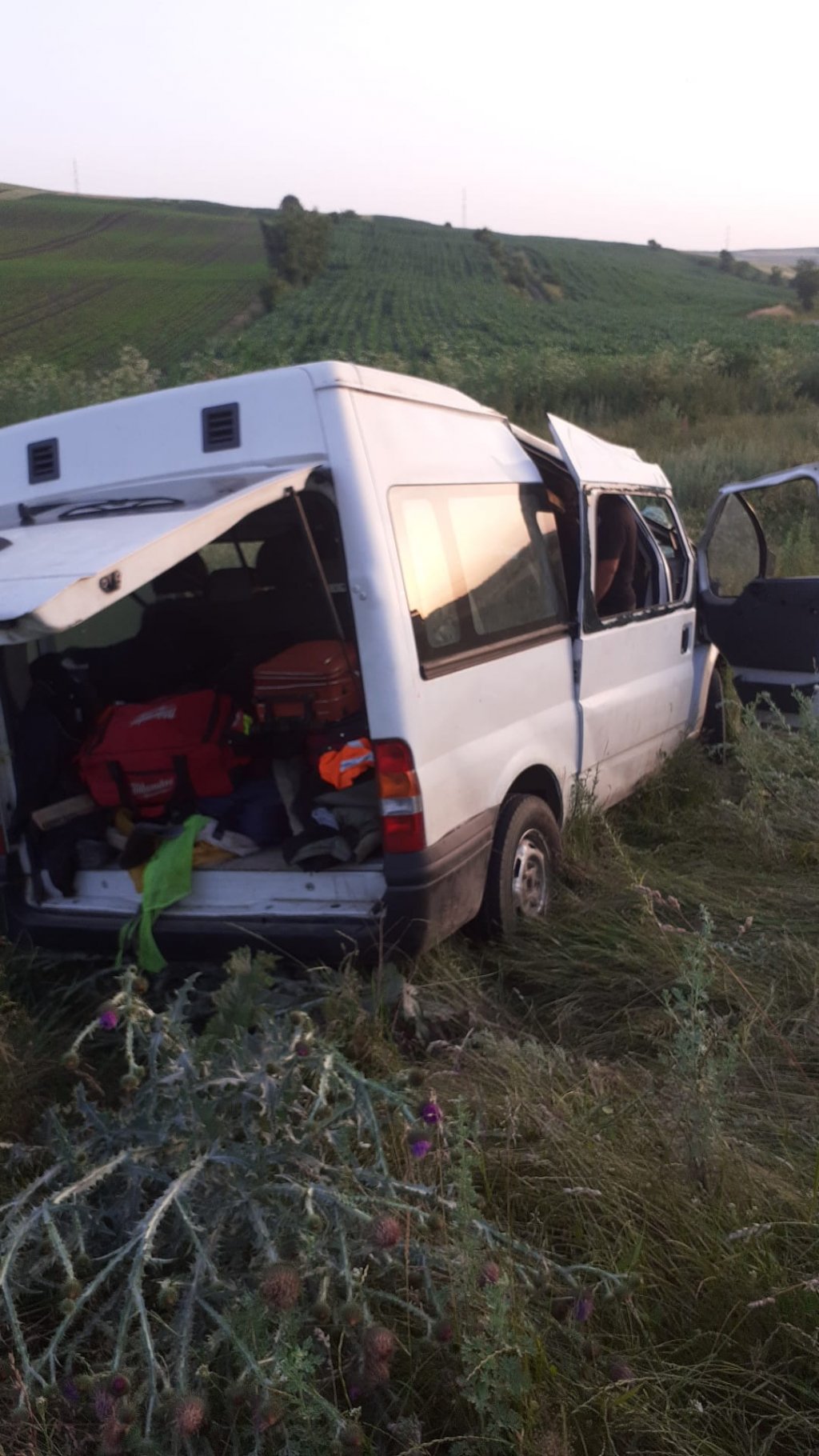 Dubă răsturnată pe un drum din Cluj. Doi bărbați au fost consultați de medici