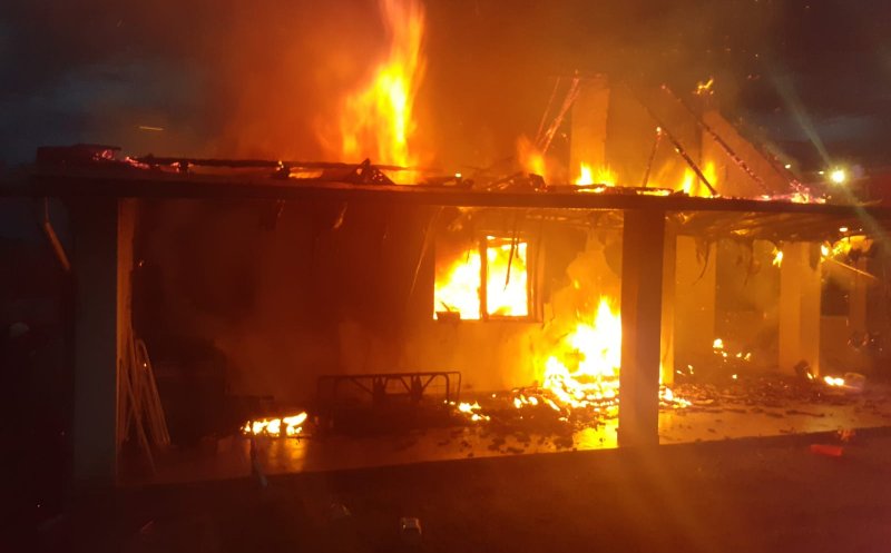 Incendiu Cluj: Casă cuprinsă de flăcări. S-a făcut scrum