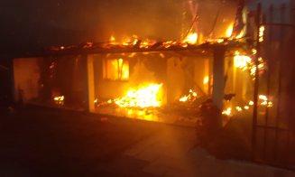 Incendiu Cluj: Casă cuprinsă de flăcări. A fost făcută scrum