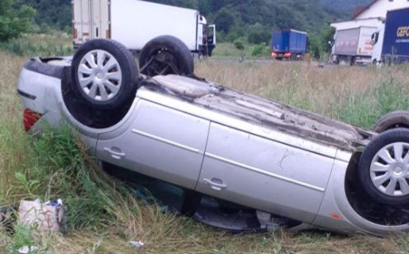 Accident Cluj: A ieșit în decor și s-a răsturnat. Șoferița a scăpat ca prin minune