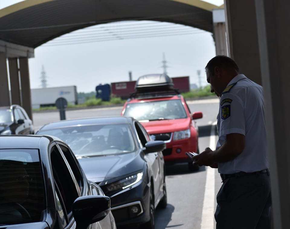 Vacanță în străinătate? De ce acte ai nevoie când ieși din România dacă mașina pe care o conduci nu e a ta