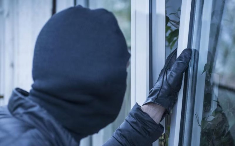 Un bărbat a furat dintr-o casă din Cluj obiecte de zeci de mii de lei: de la o drujbă și un aspirator, până la instrumente muzicale