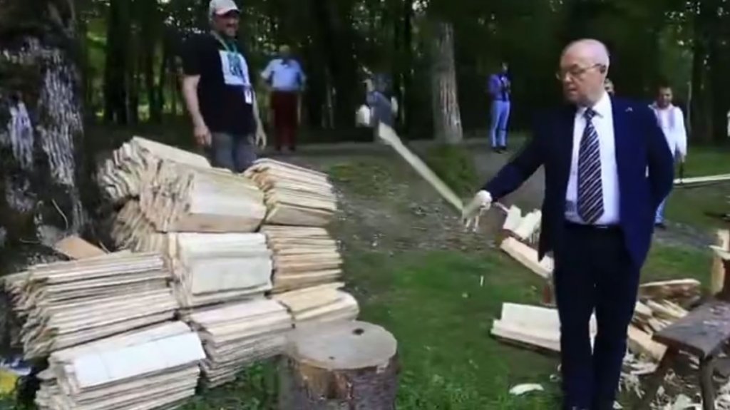 Emil Boc, show la muzeu! La cravată și costum, mânuind securea și fierăstrăul