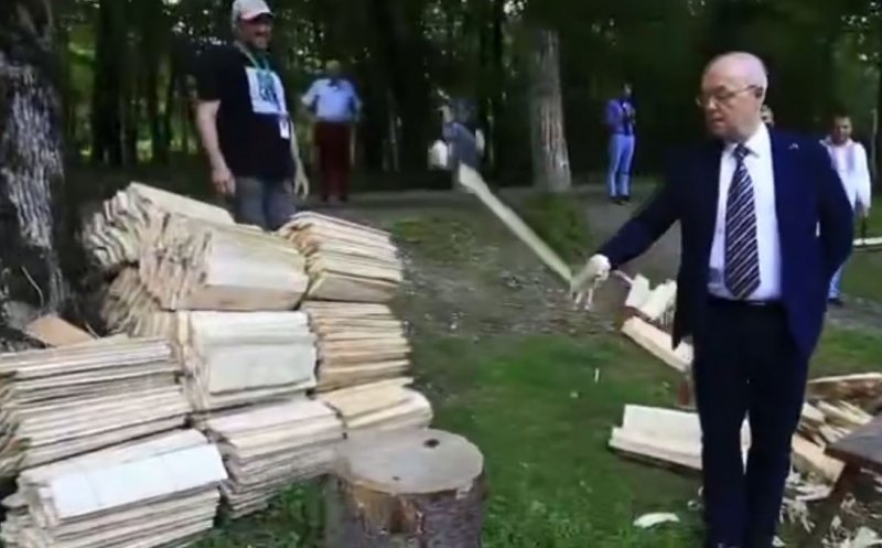 Emil Boc, show la muzeu! La cravată și costum, mânuind securea și fierăstrăul