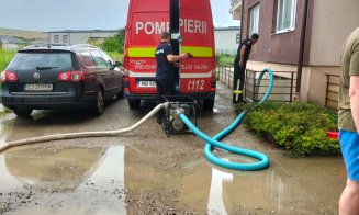Apartamente INUNDATE în subsolul unui bloc din Jucu. Oamenii scot apa cu găleata din casă