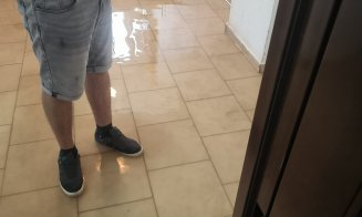 Apartamente INUNDATE în subsolul unui bloc din Jucu. Oamenii scot apa cu găleata din casă