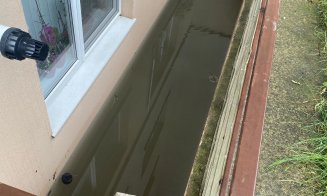 Apartamente INUNDATE în subsolul unui bloc din Jucu. Oamenii scot apa cu găleata din casă